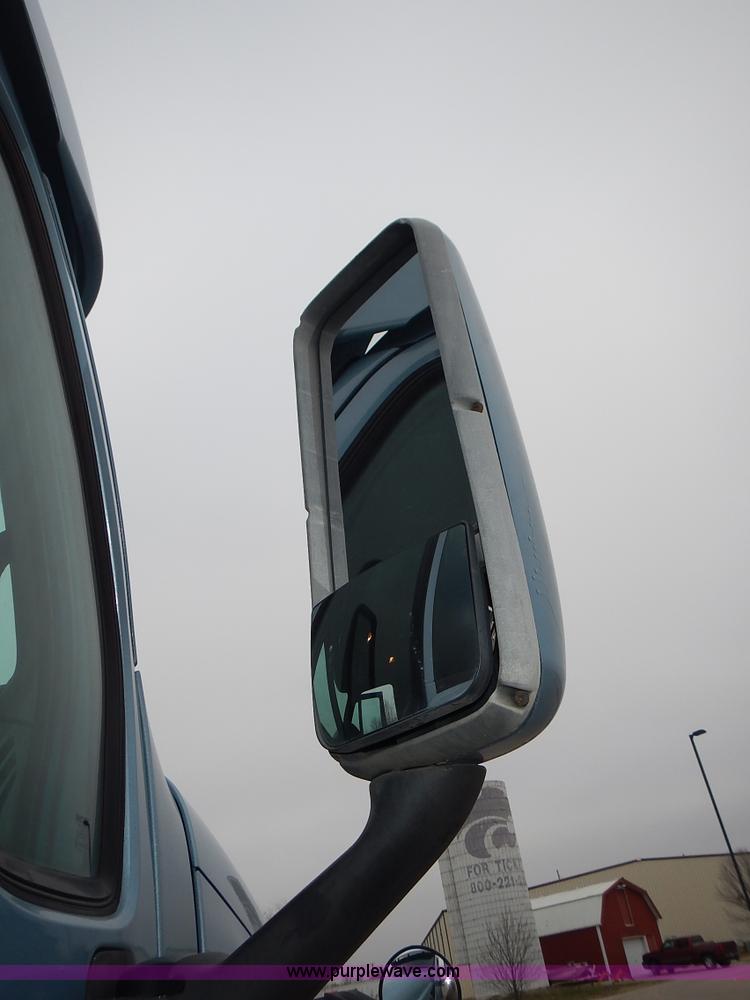 image for item L3619 2010 Peterbilt 387 semi truck