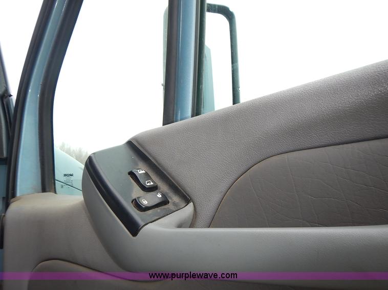 image for item L3619 2010 Peterbilt 387 semi truck