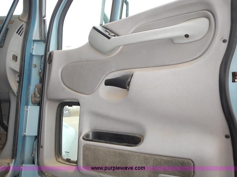 image for item L3619 2010 Peterbilt 387 semi truck