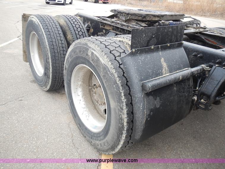 image for item L3619 2010 Peterbilt 387 semi truck