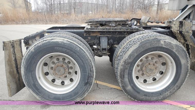 image for item L3619 2010 Peterbilt 387 semi truck