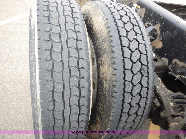 image for item L3619 2010 Peterbilt 387 semi truck