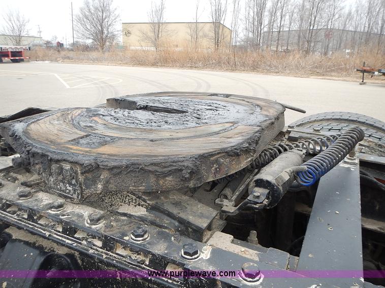 image for item L3619 2010 Peterbilt 387 semi truck