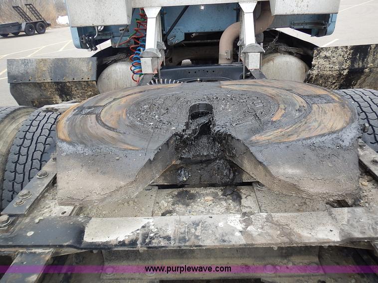 image for item L3619 2010 Peterbilt 387 semi truck