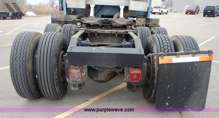 image for item L3619 2010 Peterbilt 387 semi truck