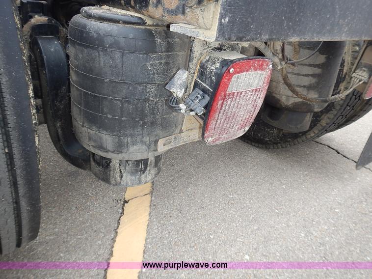 image for item L3619 2010 Peterbilt 387 semi truck