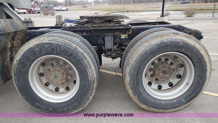 image for item L3619 2010 Peterbilt 387 semi truck