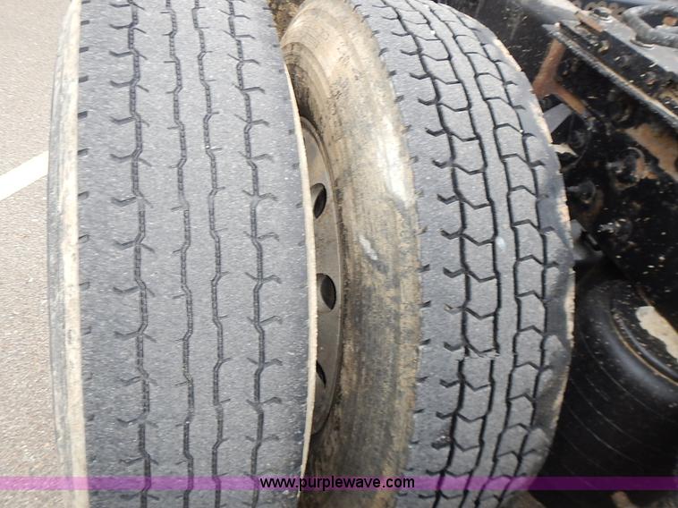 image for item L3619 2010 Peterbilt 387 semi truck