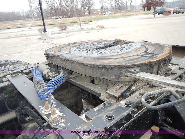 image for item L3619 2010 Peterbilt 387 semi truck