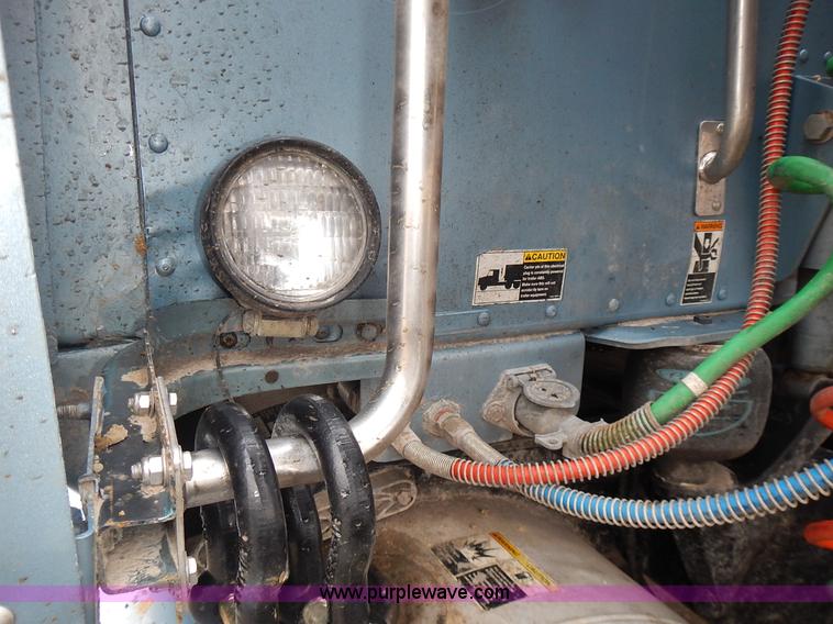 image for item L3619 2010 Peterbilt 387 semi truck