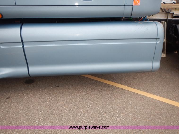 image for item L3619 2010 Peterbilt 387 semi truck