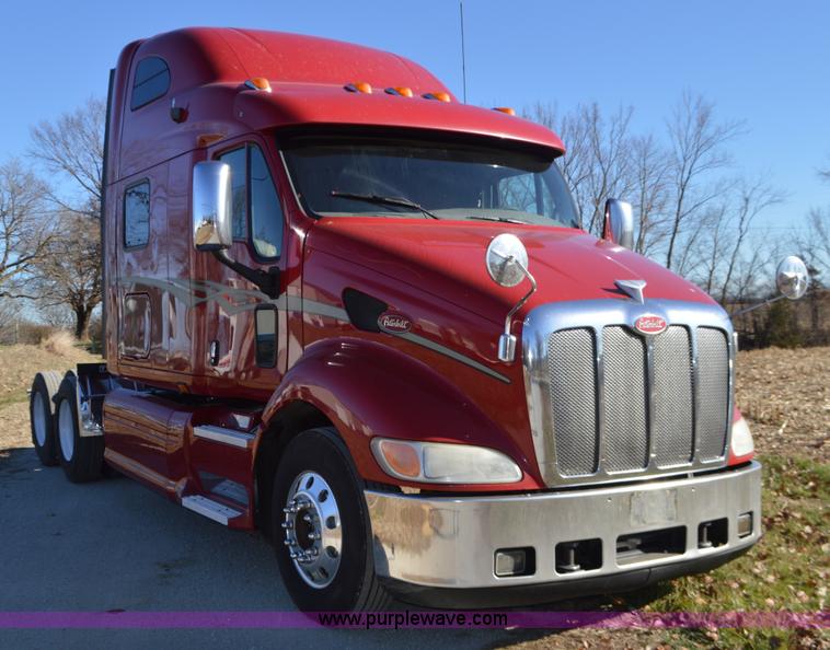 image for item L4594 2006 Peterbilt 387 semi truck