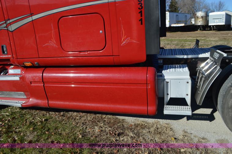 image for item L4594 2006 Peterbilt 387 semi truck