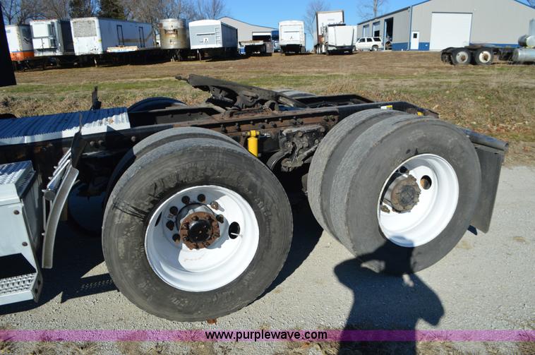 image for item L4594 2006 Peterbilt 387 semi truck