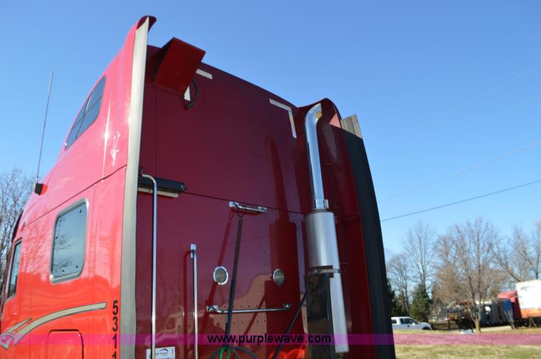 image for item L4594 2006 Peterbilt 387 semi truck