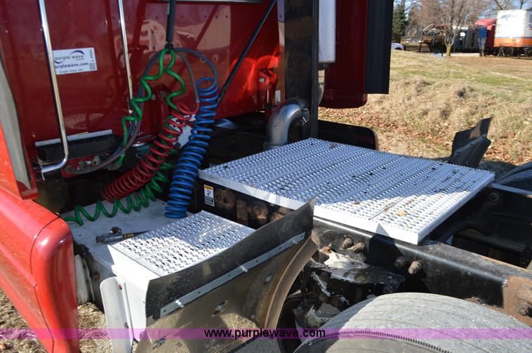 image for item L4594 2006 Peterbilt 387 semi truck