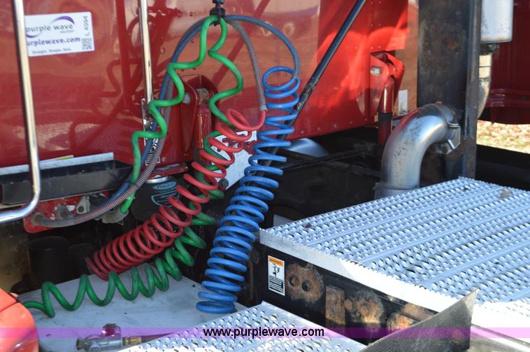 image for item L4594 2006 Peterbilt 387 semi truck