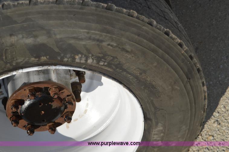 image for item L4594 2006 Peterbilt 387 semi truck