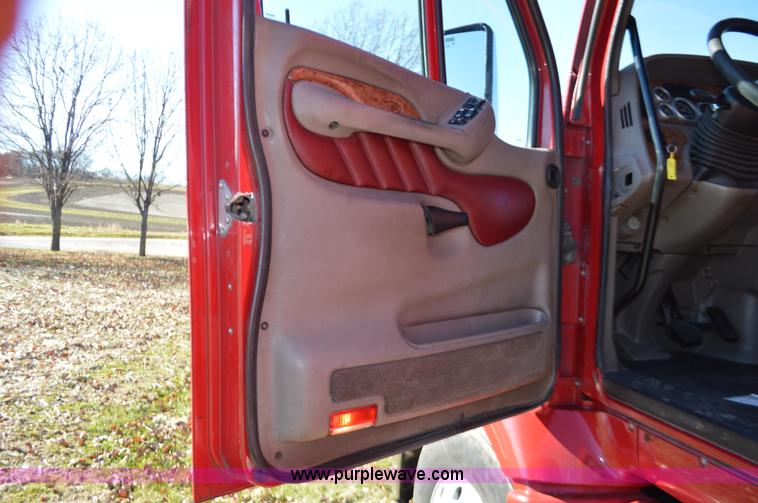 image for item L4594 2006 Peterbilt 387 semi truck