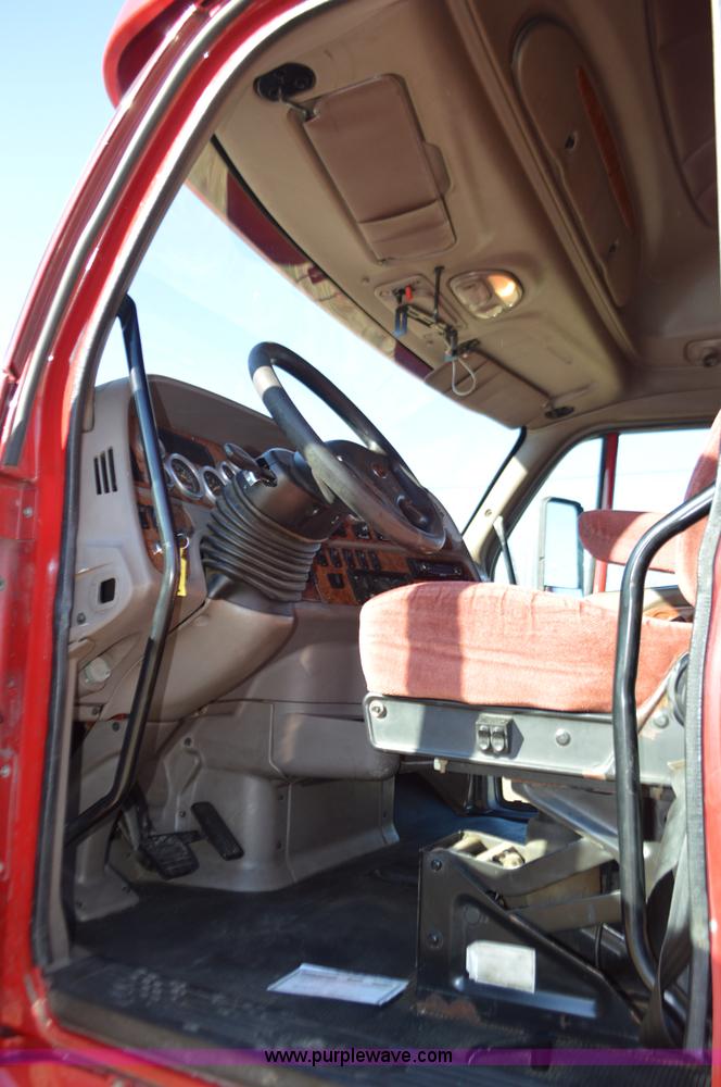 image for item L4594 2006 Peterbilt 387 semi truck