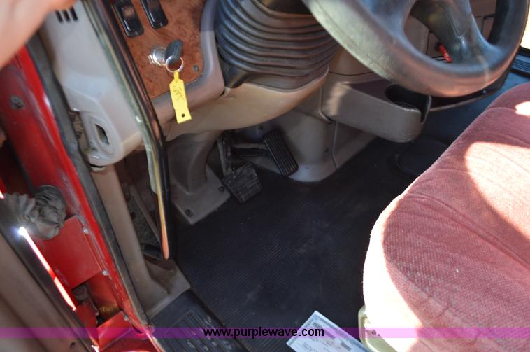 image for item L4594 2006 Peterbilt 387 semi truck