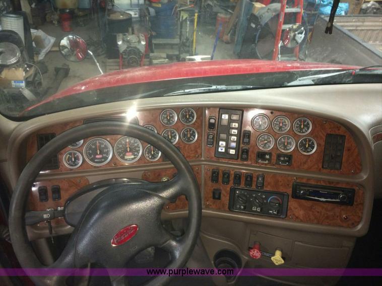 image for item L4594 2006 Peterbilt 387 semi truck