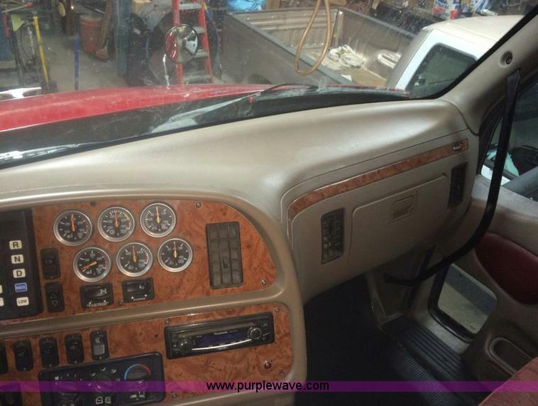 image for item L4594 2006 Peterbilt 387 semi truck