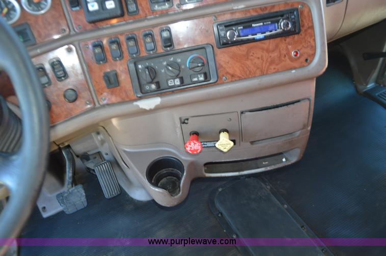 image for item L4594 2006 Peterbilt 387 semi truck