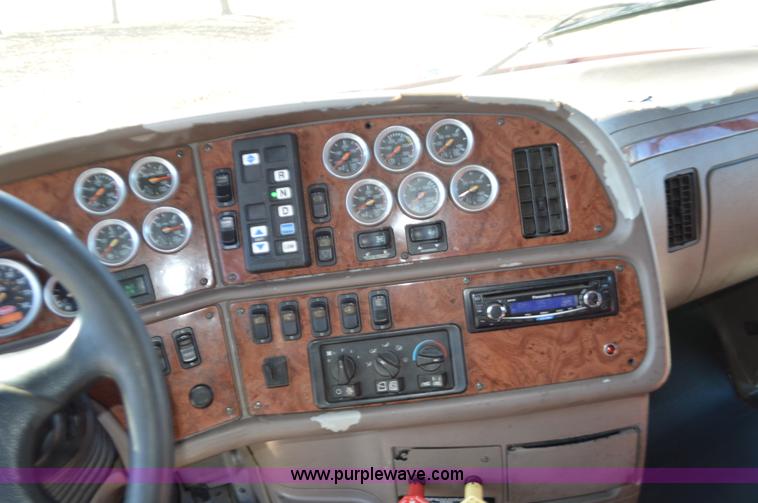 image for item L4594 2006 Peterbilt 387 semi truck