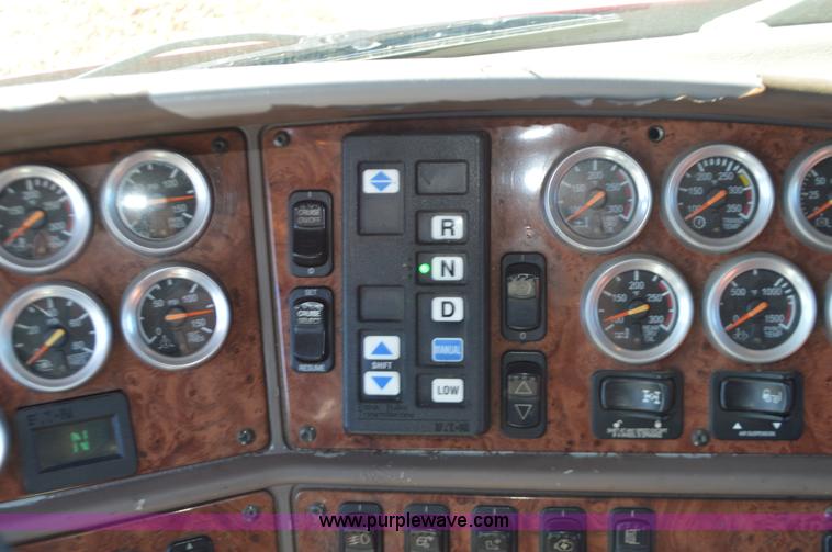 image for item L4594 2006 Peterbilt 387 semi truck