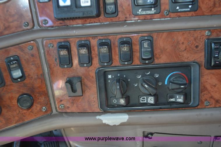 image for item L4594 2006 Peterbilt 387 semi truck