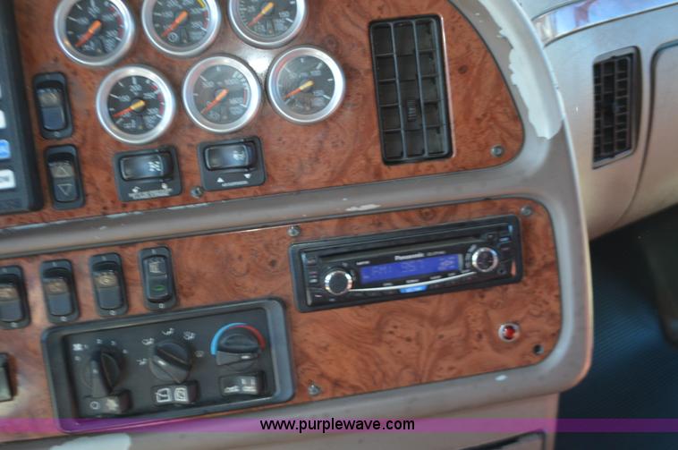 image for item L4594 2006 Peterbilt 387 semi truck