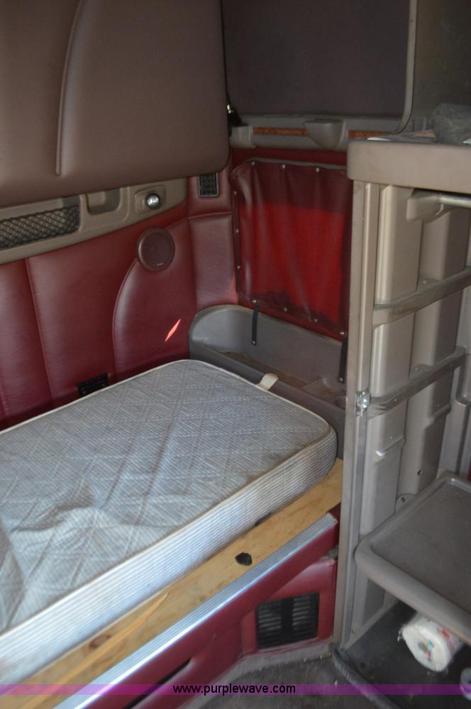 image for item L4594 2006 Peterbilt 387 semi truck