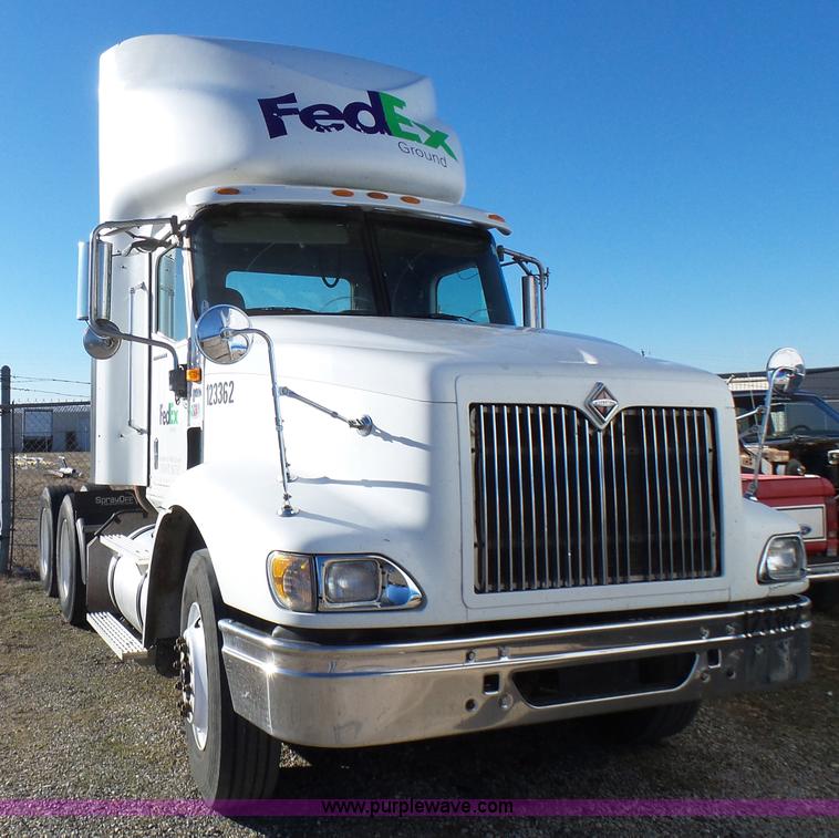 image for item L5398 2003 International 9400i semi truck