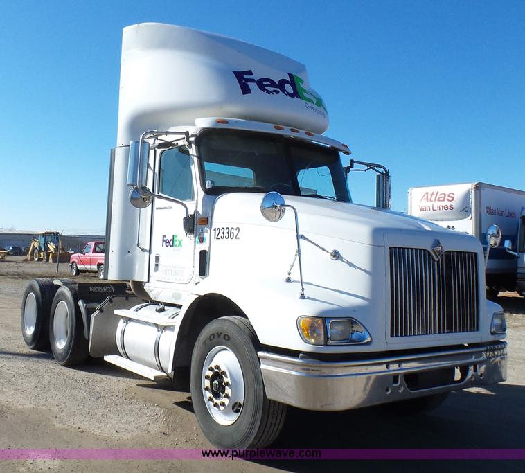 image for item L5398 2003 International 9400i semi truck