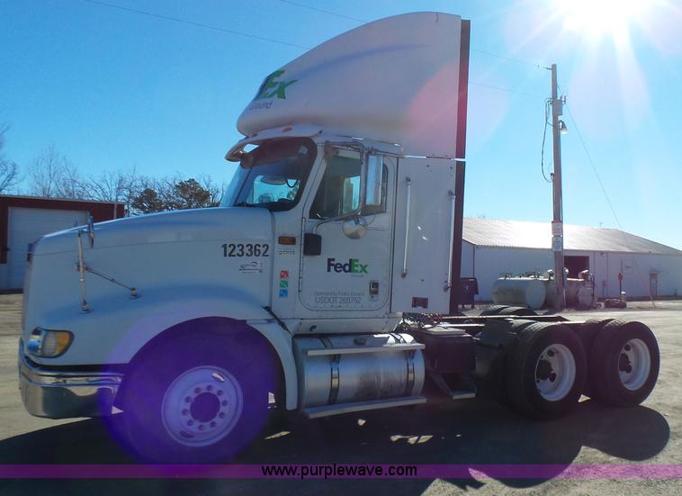 image for item L5398 2003 International 9400i semi truck