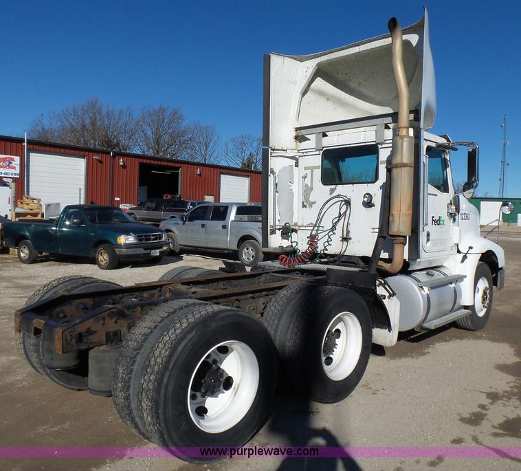 image for item L5398 2003 International 9400i semi truck