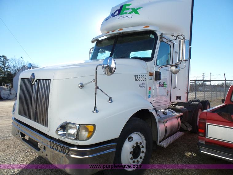 image for item L5398 2003 International 9400i semi truck