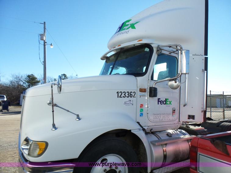 image for item L5398 2003 International 9400i semi truck