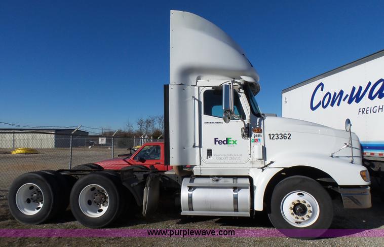 image for item L5398 2003 International 9400i semi truck