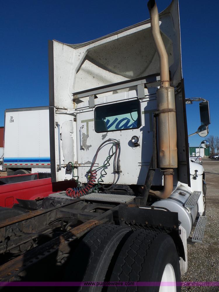 image for item L5398 2003 International 9400i semi truck