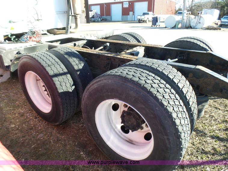 image for item L5398 2003 International 9400i semi truck