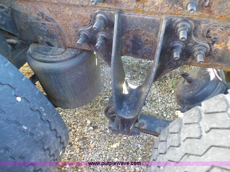 image for item L5398 2003 International 9400i semi truck