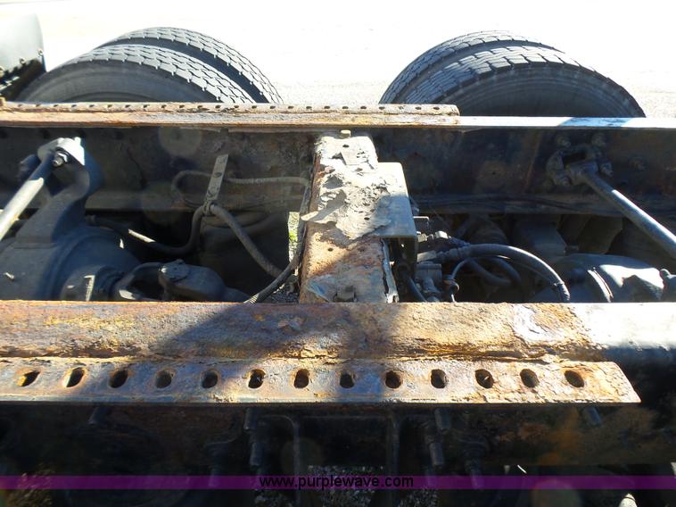 image for item L5398 2003 International 9400i semi truck