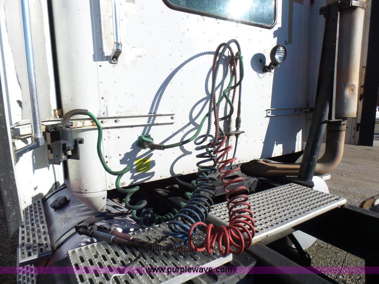 image for item L5398 2003 International 9400i semi truck