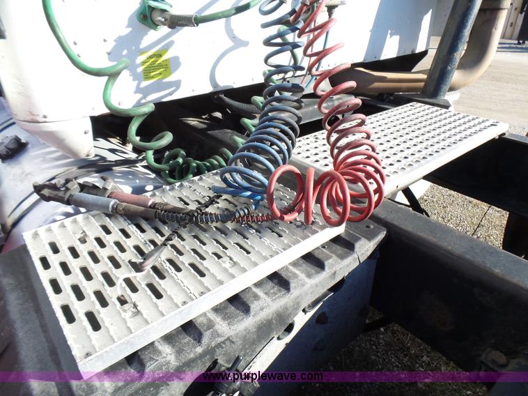 image for item L5398 2003 International 9400i semi truck