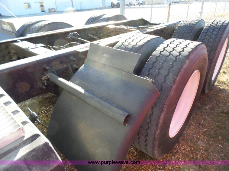 image for item L5398 2003 International 9400i semi truck