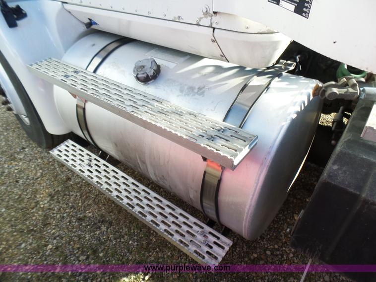 image for item L5398 2003 International 9400i semi truck