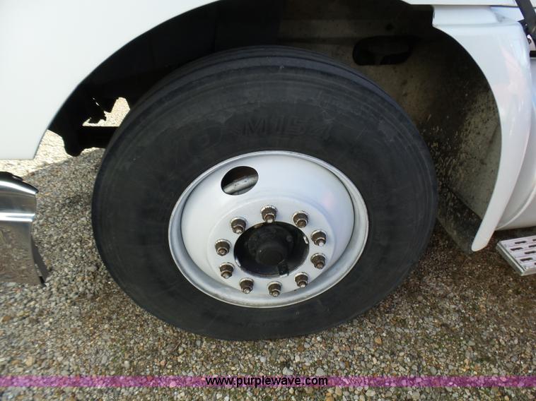 image for item L5398 2003 International 9400i semi truck