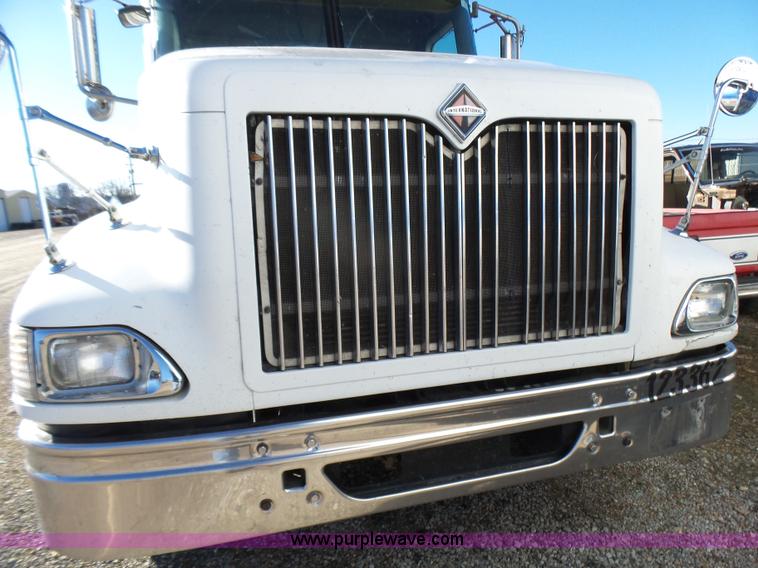image for item L5398 2003 International 9400i semi truck